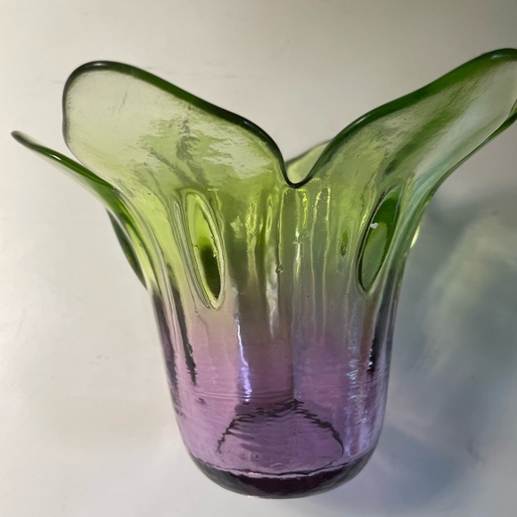 VINTAGE VASE - Mid-Century
6 Petal Green & Purple Glass
Handkerchief Swung Vase - Picture 4 of 7
